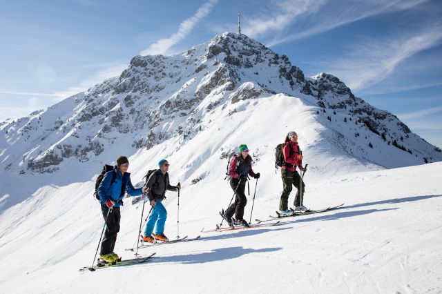 Erinnerungen sammeln beim Skitourengehen in Österreich in der Gruppe