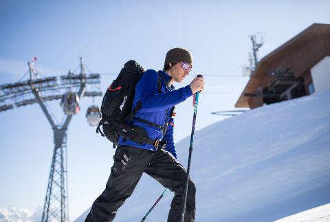 Správná výbava je na sněhovou túru nutností! Teplé oblečení, opalovací krém a samozřejmě dostatek vody.