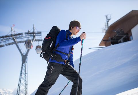 L'attrezzatura giusta è fondamentale per un'escursione sulla neve! Vestiti caldi, crema solare e, naturalmente, tanta acqua.