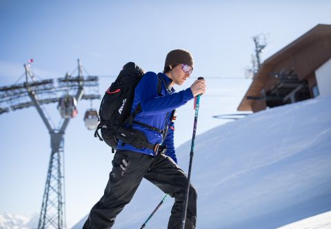 Odpowiedni sprzęt to podstawa na śnieżnej wycieczce! Ciepłe ubranie, krem z filtrem i oczywiście dużo wody.