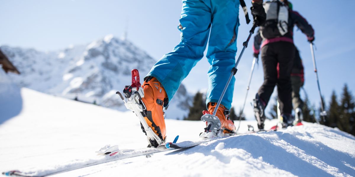 In der Gruppe machen Anfänger schnell Fortschritte bei der Skitour. Beim Winterurlaub in Tirol gibt es viele Wintersportarten, die man entdecken kann. So können auch Anfänger Skitouren in den Kitzbüheler Alpen ausprobieren und neu für sich entdecken!