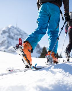 In der Gruppe machen Anfänger schnell Fortschritte bei der Skitour.