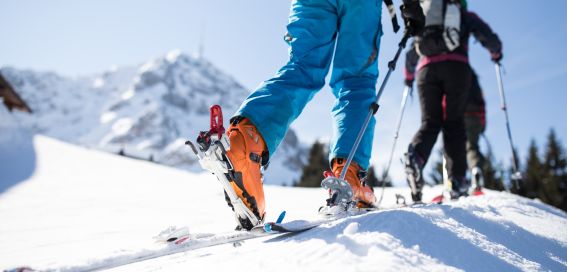In der Gruppe machen Anfänger schnell Fortschritte bei der Skitour.
