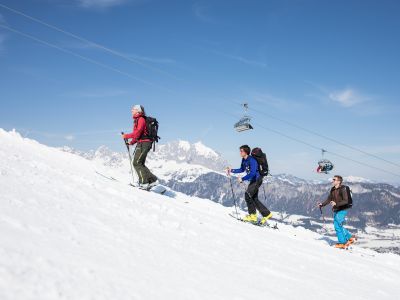 Abwechslung beim Winterurlaub in Österreich bietet das Skitourengehen. Entdecke die verschneite Landschaft bei dieser Wintersportart!