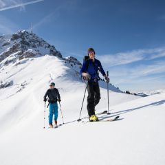 Einsteiger sollten bei der Skitour immer in Begleitung unterwegs sein