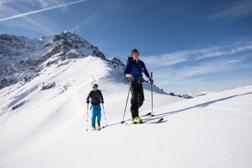 Eine Skitour bietet Dir die Möglichkeit auch andere Berge im Winterurlaub in Österreich zu erkunden. Fortgeschrittene und Anfänger finden in Tirol die perfekte Skitour für ihr Können.