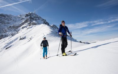 Eine Skitour bietet Dir die Möglichkeit auch andere Berge im Winterurlaub in Österreich zu erkunden. Fortgeschrittene und Anfänger finden in Tirol die perfekte Skitour für ihr Können.