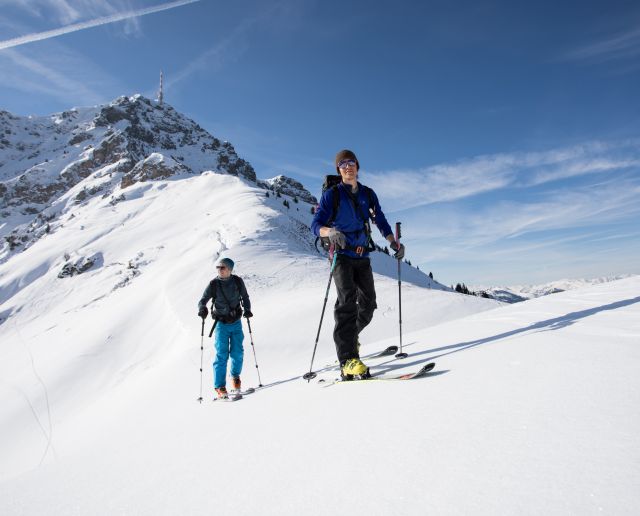 Einsteiger sollten bei der Skitour immer in Begleitung unterwegs sein