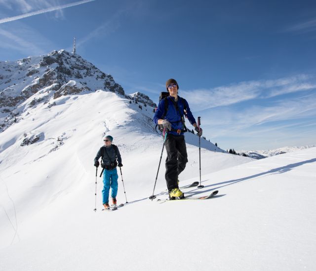 Un tour di sci alpinismo vi offre l'opportunità di esplorare altre montagne durante la vostra vacanza invernale in Austria. Sia gli sciatori esperti che i principianti troveranno in Tirolo il tour sciistico più adatto alle loro capacità.