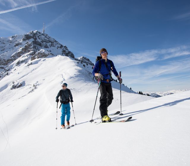 Egy sítúra lehetőséget kínál arra, hogy téli nyaralásod alatt Ausztriában más hegyeket is felfedezz. Tirolban mind a haladók, mind a kezdők megtalálják a tudásuknak megfelelő sítúrát.