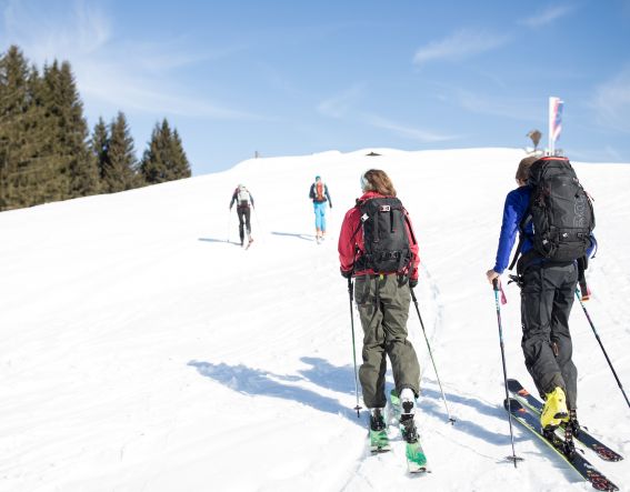 Mit Freunden eine Skitour in den Kitzbüheler Alpen unternehmen.