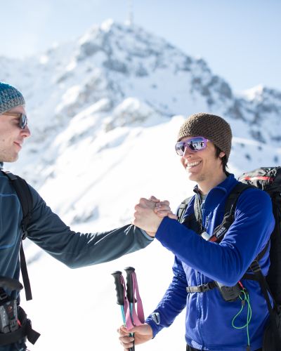 Was für eine Freude, wenn man bei einer Skitour in Tirol oben am Gipfel ankommt und endlich den tollen Ausblick auf die Kitzbüheler Alpen genießen kann.