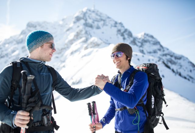 Quel bonheur d'atteindre le sommet lors d'une randonnée à ski au Tyrol et de pouvoir enfin admirer la vue imprenable sur les Alpes de Kitzbühel !