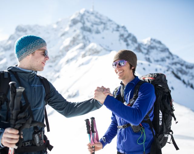 Quel bonheur d'atteindre le sommet lors d'une randonnée à ski au Tyrol et de pouvoir enfin admirer la vue imprenable sur les Alpes de Kitzbühel !