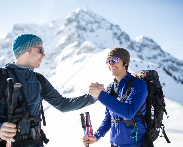 Wat een genot om tijdens een skitocht in Tirol de top te bereiken en eindelijk te genieten van het schitterende uitzicht over de Kitzbüheler Alpen.