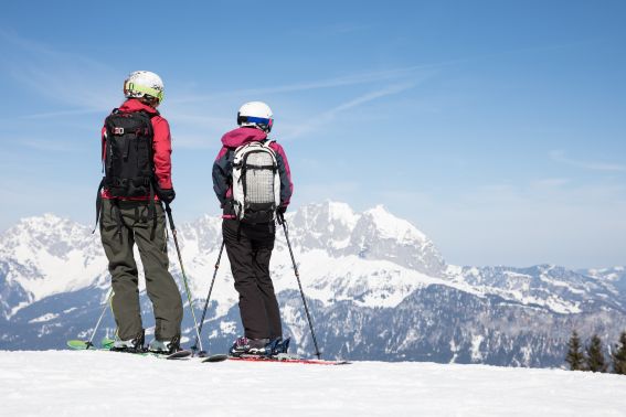 Den Ausblick am Gipfel bei der Skitour in Tirol genießen