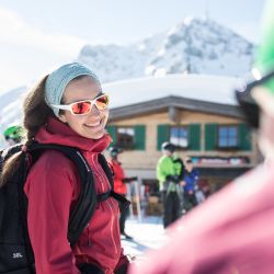 Einkehr auf der Hütte beim Schneeschuhwandern in Tirol