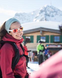 Einkehr auf der Hütte beim Schneeschuhwandern in Tirol