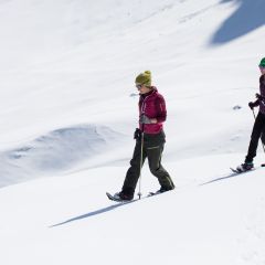 Traumhafte Schneelandschaft genießen und gemeinsam mit Freunden den Winter neu erleben. Schneeschuhwandern in Tirol macht unglaublich viel Spaß!