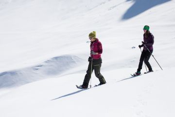 Traumhafte Schneelandschaft genießen und gemeinsam mit Freunden den Winter neu erleben. Schneeschuhwandern in Tirol macht unglaublich viel Spaß!