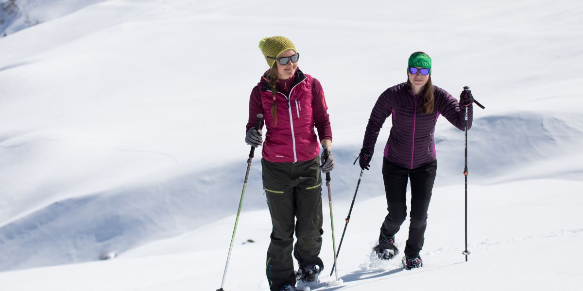 Mit Freunden macht das Schneeschuhwandern in Österreich doppelt Spaß!
