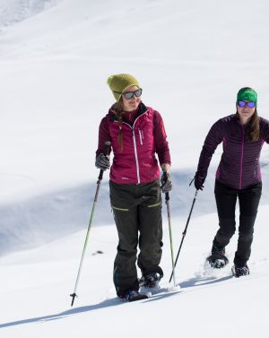 Mit Freunden macht das Schneeschuhwandern in Österreich doppelt Spaß!