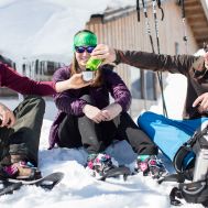 Eine wohlverdiente Pause beim Schneeschuhwandern in den Kitzbüheler Alpen