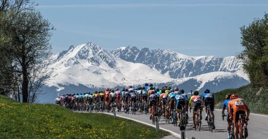 Verschneites Bergpanorama bei der Tour of the Alps