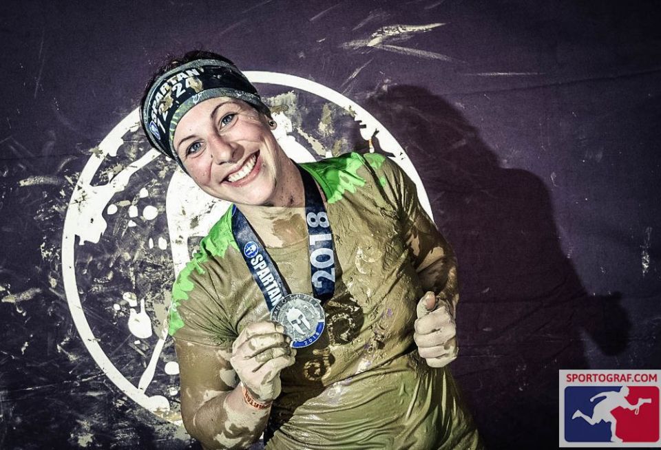 Angie voltooide de Super bij de Spartan Race Oberndorf en is blij met haar prestatie en de medaille.