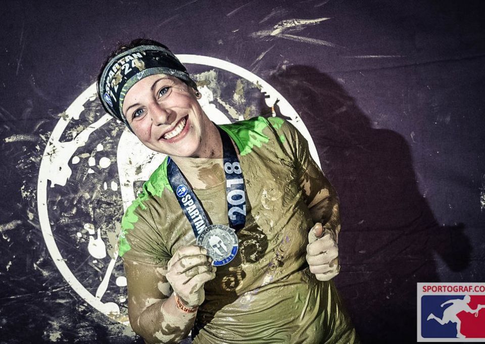 Angie ukończyła bieg Super w Spartan Race w Oberndorfie i jest zadowolona ze swojego wyniku i medalu.