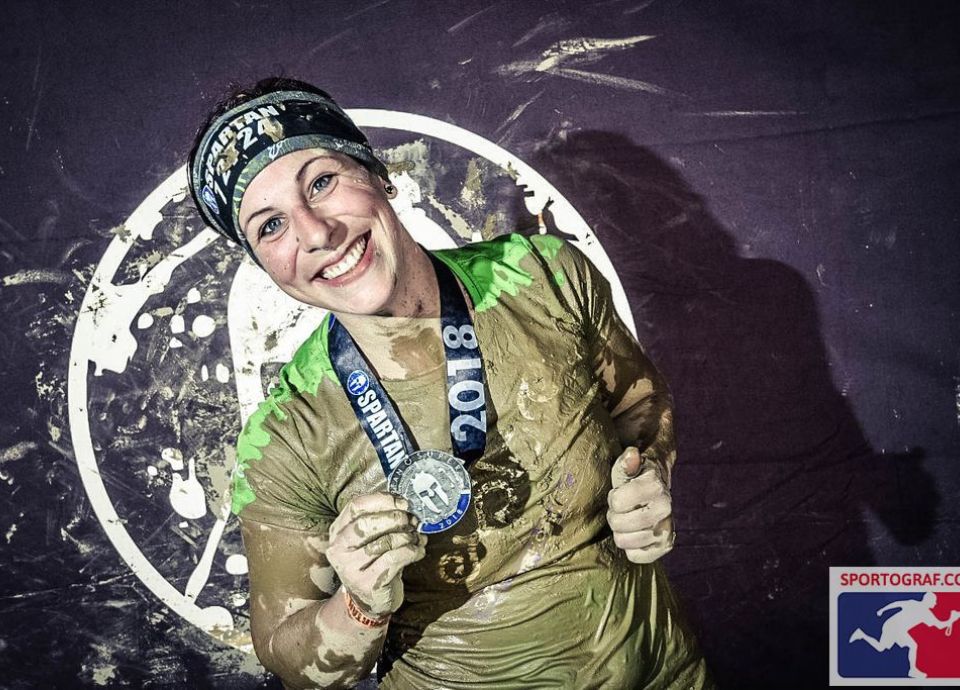 Angie dokončila Super závod na Spartan Race Oberndorf a je spokojená se svým výkonem i medailí.