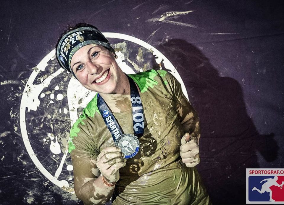 Angie teljesítette a Supert a Spartan Race Oberndorfon, és elégedett a teljesítményével és az éremmel.