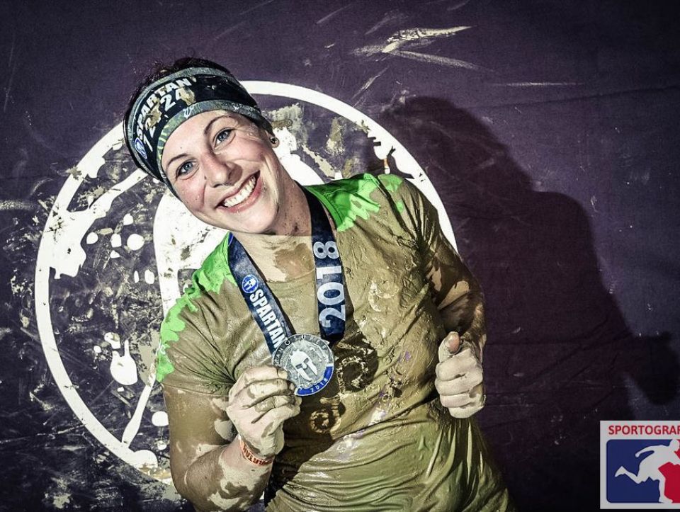 Angie ha completato la Super alla Spartan Race Oberndorf ed è felice della sua prestazione e della medaglia.