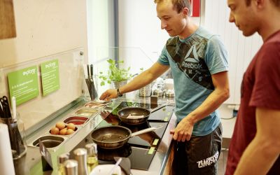 Am vitalen Frühstücksbuffet zaubert jeder sich sein Lieblingsfrühstück selbst - sogar das Spiegelei.