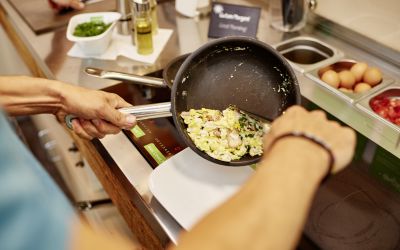 Da beginnt der Morgen im Explorer Hotel perfekt - ein vitales Frühstück mit Eierbratstation zum Selberbruzeln.