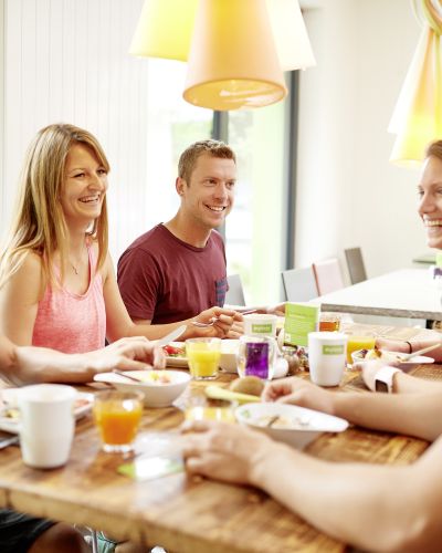 Stärke Dich am leckeren Frühstücksbuffet für den ganzen Tag oder buche Dir zusätzlich noch ein Lunchpaket dazu.