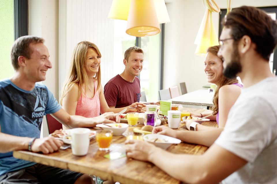 Stärke Dich am leckeren Frühstücksbuffet für den ganzen Tag oder buche Dir zusätzlich noch ein Lunchpaket dazu.