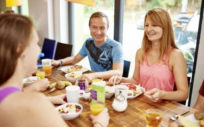 Am Frühstücksbuffet findest Du neben einer Eierbratstation auch gratis Heißgetränke wie Cappuccino oder Latte Machiatto und über 70 überwiegend regionale Produkte.