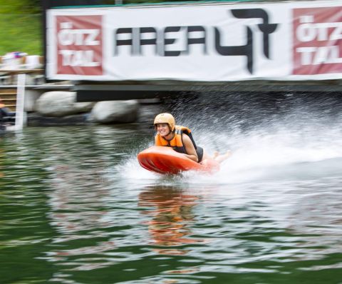 Si parte per la Water Ramp nell'AREA 47. Con l'hydrospeed, si scende lungo lo scivolo da un'altezza di 17 metri! Non adatto ai deboli di cuore! ;)