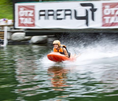 Ab und davon geht es auf der Water Ramp in der AREA 47. Mit dem Hydrospeed jagst Du aus 17 Metern Höhe die Surfslide hinab! Nichts für Angsthasen! ;)