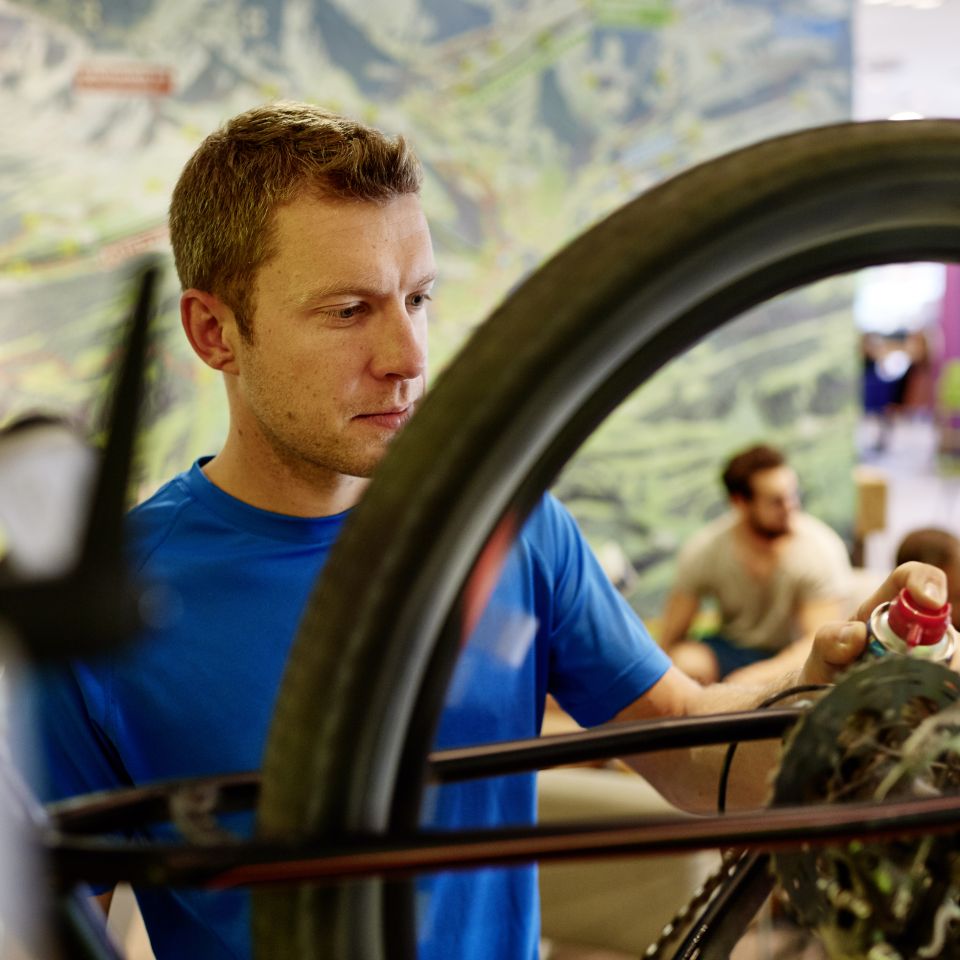 An der Werkbank findest Du alles was Du brauchst um Dein Bike fit für die nächste Tour zu machen.