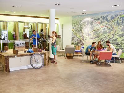 In jedem Explorer Hotel findest du eine Bike Area, wo Du Dein Bike reparieren oder einfach nur kurz pflegen kannst. Gerne beraten Dich unsere Explorer Buddies, falls du irgendwelche Fragen zur Bikepflege oder auch Touren hast.