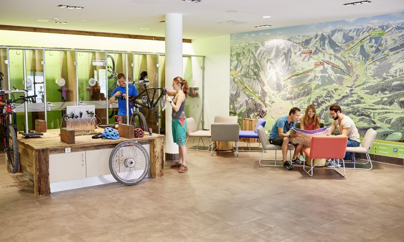 In jedem Explorer Hotel findest du eine Bike Area, wo Du Dein Bike reparieren oder einfach nur kurz pflegen kannst. Gerne beraten Dich unsere Explorer Buddies, falls du irgendwelche Fragen zur Bikepflege oder auch Touren hast.