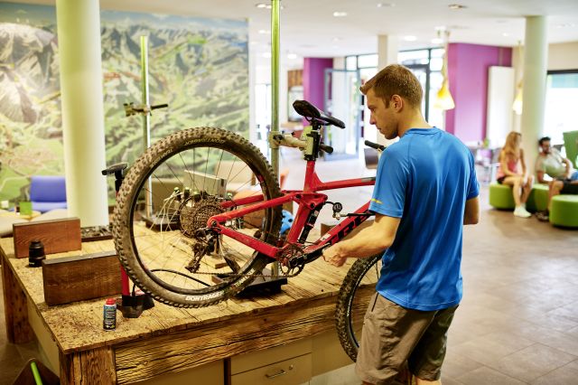 In jedem Explorer Hotel findest Du eine Werkbank sowie Werkzeug um im Sommer Dein Bike bzw. im Winter deine Ski fit zu machen.
