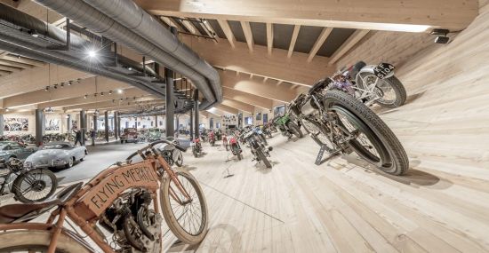 In Schräglage im Top Mountain Motorcycle Museum