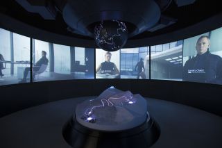 Moneypenny und der Briefing Room im 007 ELEMENTS
