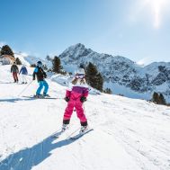 Sonnige Aussichten beim Skifahren in Hochoetz