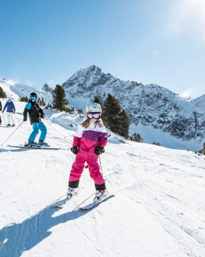 Sonnige Aussichten beim Skifahren in Hochoetz