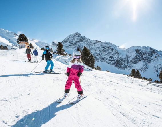 Sonnige Aussichten beim Skifahren in Hochoetz