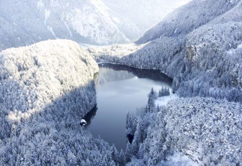 Lake Piburger See is incredibly beautiful and tranquil, nestled in the wintry Ötztal Valley. It's also home to the Ötztal's largest natural ice rink, where you can even go ice skating.